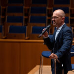 Dramaturg Uwe Sommer-Sorgente bei der Einführungsrede zum Konzert für das Publikum