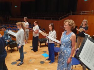 Probe zu Mendelssohns "Hör mein Bitten". Der Chor standauf dem Orchesterpodium und sang mit Orgelbegleitung unter der Leitung von Prof. Dennis Hansel-Dinar