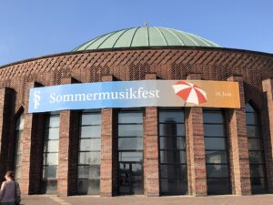 Sommermusikfest 2023 - Die Düsseldorfer Tonhalle vom Rhein aus gesehen