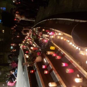 Kerzen an den Stufen der Synagoge Düsseldorf und an der Erinnerungswand an die entführten Geiseln.
