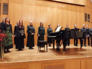 Schumann-Haus Eröffnung: Der Chor mit seinem Chordirektor auf der Bühne des Palais Wittgenstein