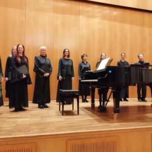 Schumann-Haus Eröffnung: Der Chor mit seinem Chordirektor auf der Bühne des Palais Wittgenstein