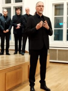 Schumann-Haus Eröffnung: Chordirektor Prof. Dennis Hansel-Dinar stimmt das Punblikum auf ein Konzert im Sinne "Bei Schumanns zu Hause" ein.