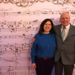 Eröffnung Schumann-Haus: Singleiterin Maria Carreras mit Manfred Hill vor der Notenwand
