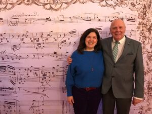 Eröffnung Schumann-Haus: Singleiterin Maria Carreras mit Manfred Hill vor der Notenwand