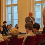Eröffnung Schumann-Haus: Manfred Hill bei der Moderation zum SingPause-Konzert