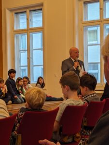 Eröffnung Schumann-Haus: Manfred Hill bei der Moderation zum SingPause-Konzert