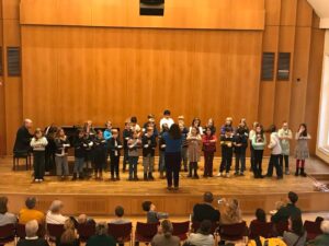 Eröffnung Schumann-Haus: SingPause-Kinder der Klasssen 2,3 und 4 mit ihrer Singleiterin Maria Carreras im Palais Wittgenstein