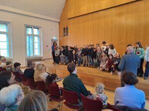 Eröffnung Schumann-Haus: SingPause-Kinder der Klasssen 2,3 und 4 mit ihrer Singleiterin Maria Carreras im Palais Wittgenstein