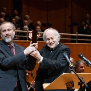 Sergej Lukascweski und Adam Fischer mit dem Menschenrechtspreis der Tonhalle Düsseldorf nach der Verleihung im Konzert vom 28.1.2024 (Bild: susannediesner@tonhalle.de)