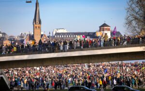 Ein Eindruck von den 100.000 bei der Groß-Demo auf den Rheinwiesen