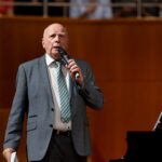 SingPause-Gästekonzert 2024: Manfred Hill begrüßt über 140 Ehrengäste auf dem Chorpodium der Tonhalle Düsseldorf