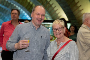 Christel Paschke-Sander, Vorsitzende des Chorverbandes Düsseldorf, mit Dr. Thomas Kalk von der Musikbücherei Düsseldorf