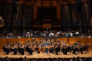 Dem Chef ein Ständchen: Die ehemaligen des JSO versammelten sich auf dem Chorpodium und brachten mit dem Orchester ihrem Chef ein wunderbares Ständchen