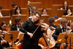 Dragos Manza beim Soloauftritt im Abschiedskonzert(Robert Schumann: Violinkonzert D-Moll, WOO 1)