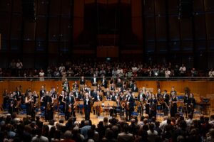 Das JSO umjubelt nach dem Konzert und auf dem Chorpodium die Ehemaligen