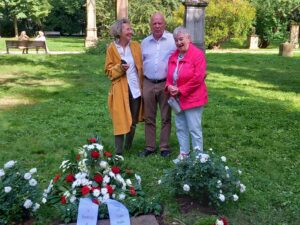 Inge Sauer, Manfred Hill, Angelika Liedhegener am Grab Burgmüllers zum 200. Todestag