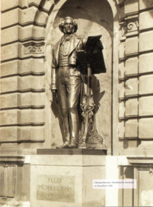 Mendelssohn Denkmal von Clemens Buscher in der Nische der Alten Oper Düsseldorf