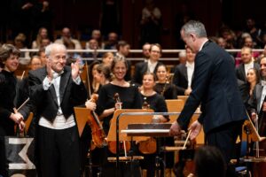 12.9.2024: Geburtstagsgala für Adam Fischer in der Tonhalle Düsseldorf: Michael Becker präsentiert die wunderschöne Geburtstagstorte