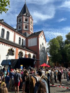 Bürgerhilfe Gerresheim: B.H.G. Impressionen vom Straßenfest am 7.9. in Gerresheim und vom Trubel auf dem Stiftsplatz vor St. Margareta (Fotos: B.H.G.)