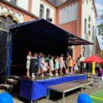 Straßenfest der Bürgerhilfe Gerresheim (B.H.G.). Auftritt der SingPause-Kinder aus der Schule Unter den Eichen mit den Klassen 3 A, 3 B, 3 C, 3 D mit ihrer Singleiterin Natalia Hildebrandt