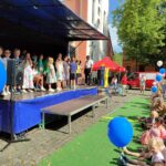 Straßenfest der Bürgerhilfe Gerresheim (B.H.G.). Auftritt der SingPause-Kinder aus der Schule Unter den Eichen mit den Klassen 3 A, 3 B, 3 C, 3 D mit ihrer Singleiterin Natalia Hildebrandt