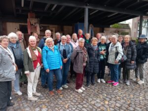 Titisee-Reise 2024: Die legendäre Gruppe B bei der Führung durch die Münsterbauhütte in Freiburg