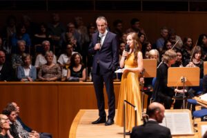 Michael Becker stellt dem Publikum mit Lea Brückner das Nachhaltigkeitsprojekt vor (Foto: susanne.diesner)