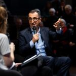 Bundeslandwirtschaftsminister Cem Özdemir mit Lea Brückner beim beim Star-Talk in der Tonhalle zum Nachhaltigkeitsprojekt der Tonhalle (Foto: Tonhalle susanne.diesner)