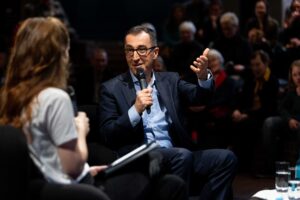 Bundeslandwirtschaftsminister Cem Özdemir mit Lea Brückner beim beim Star-Talk in der Tonhalle zum Nachhaltigkeitsprojekt der Tonhalle (Foto: Tonhalle susanne.diesner)