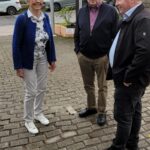 Titisee-Reise 2024: Organisations-Chefin, Reiseleiterin und Führerin der Gruppe A, Franzis Hill, mit Manfred Hill (Gruppenführer B) und Busfahrer Dirk vor der Heimfahrt