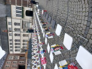 Erinnerung an den Novemberpogrom 1938 am 8.11.2024 im Rathaus der Stadt Düsseldorf: Stühle symbolisieren die immer noch gefangen gehaltenen Geiseln durch die schrecklichen Hamas-Terroristen