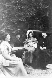 Marie Schumann, Marie-Louise (Loucky) Vonder Mühll , Eugenie Schumann und Clara Schumann - 1895, letztes Foto von Clara Schumann