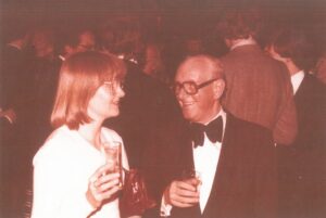 Dr. Wolfgang Waldmann mit seiner Tochter Irene Pallmer nach der Eröffnungskonzert der Tonhalle Düsseldorf in der Rotunde der Tonhalle am 7.4.1978